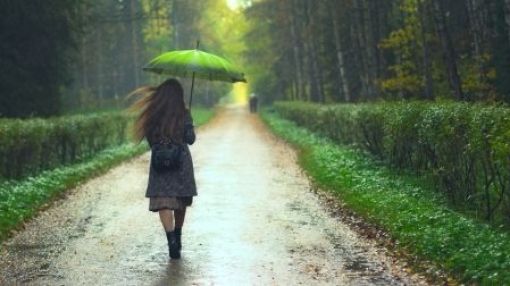Frau-Regen-Spaziergang